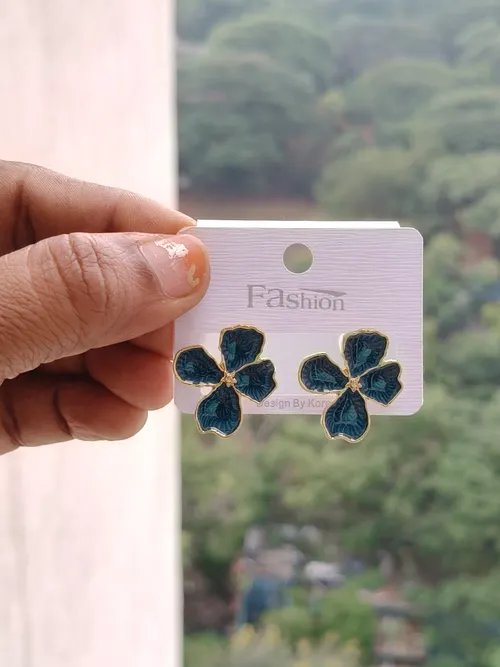 Flower earring stud